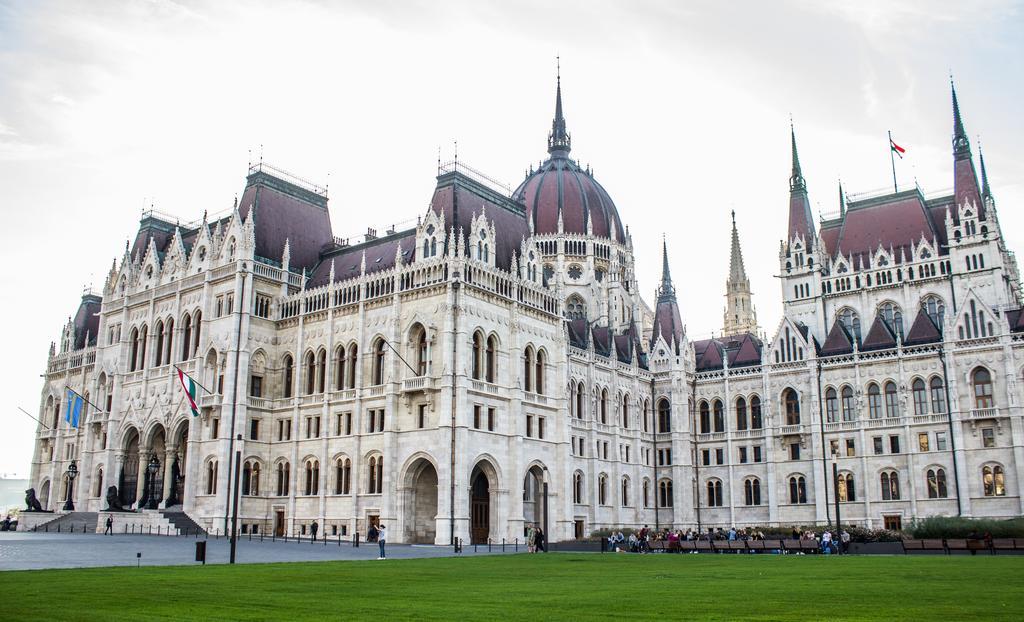 Home At Parliament Budapest Extérieur photo